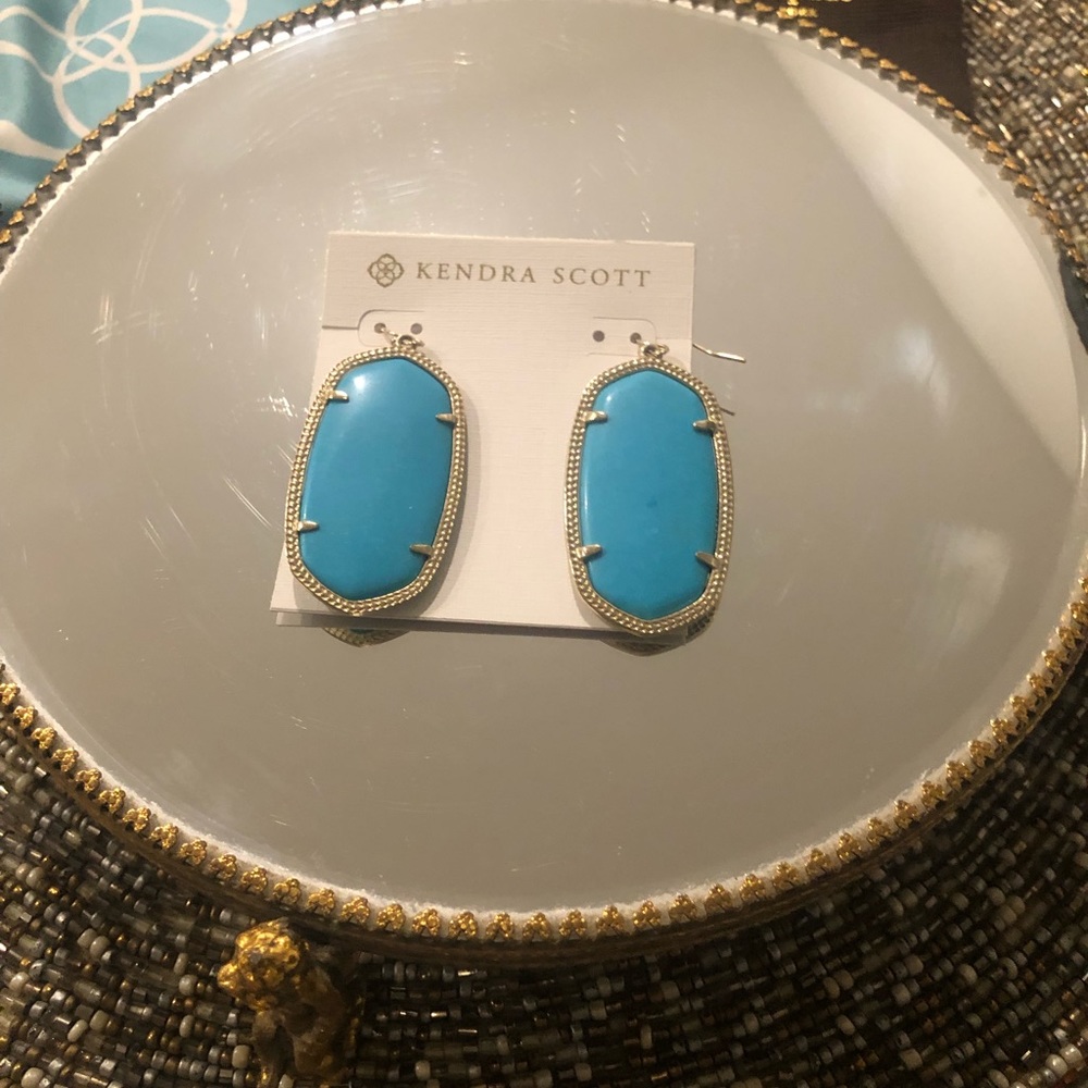 Gorgeous Kendra Scott turquoise earrings 💙